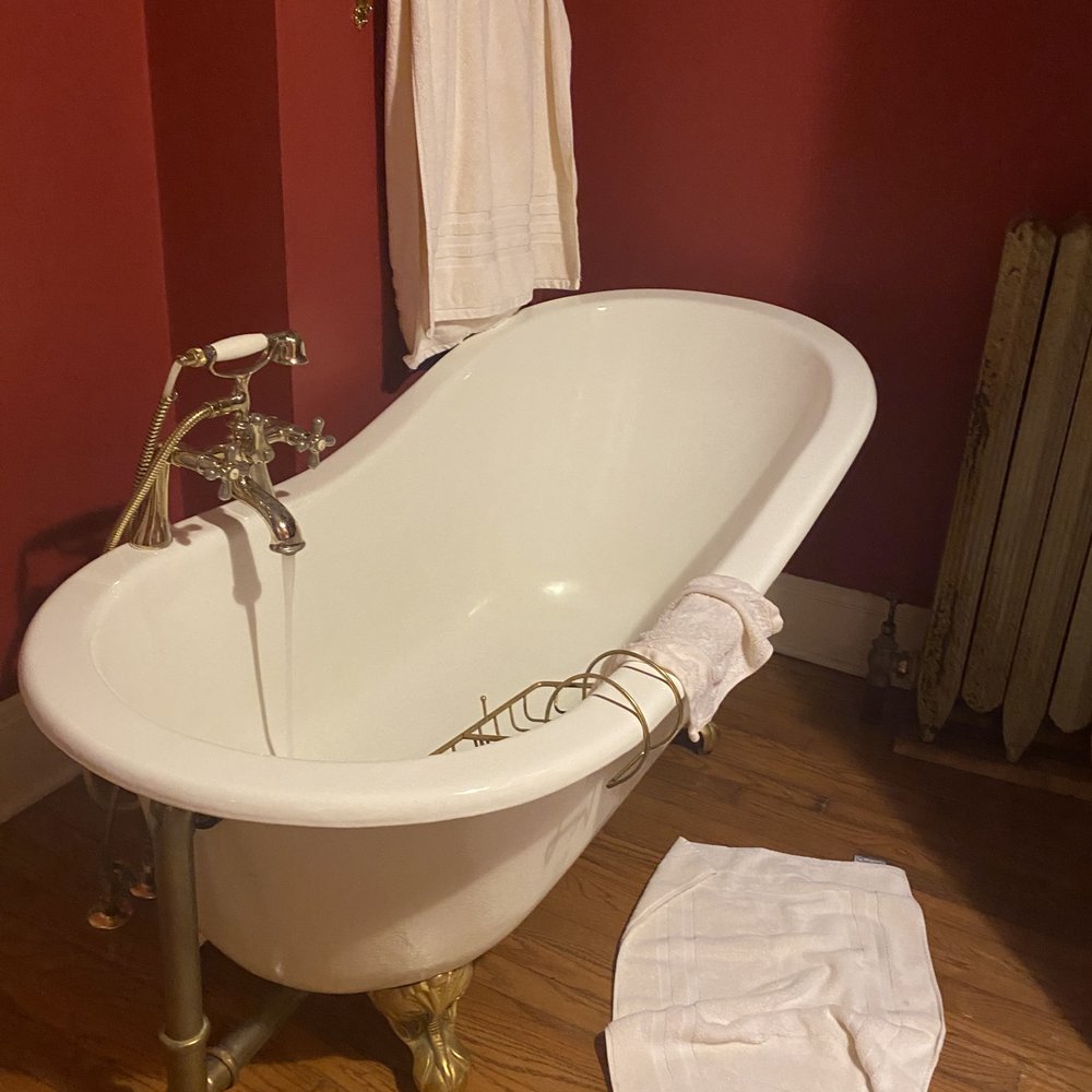 Vrooman Mansion - Clawfoot tub - Bed & Breakfast Near Me - Bloomington, Illinois Vrooman Mansion - Clawfoot tub - Bed & Breakfast Near Me - Bloomington, Illinois