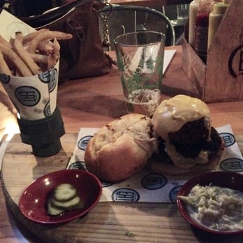 EGP Gastropub - Mac n' cheeseburger - Gastropubs Near Me - Oceanside, New York