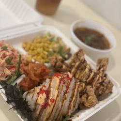 Kawaii Tea Time - Crispy Chicken bento box; mashed potatoes with braised beef gravy