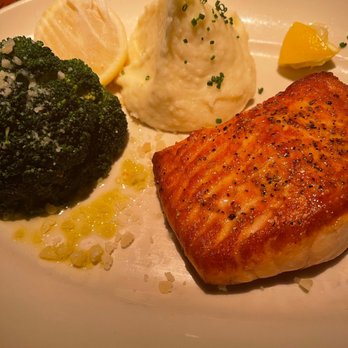 Houston's Restaurant - Scottish Salmon with broccoli and mashed potatoes - New American Near Me - Atlanta, Georgia Houston's Restaurant - Scottish Salmon with broccoli and mashed potatoes - New American Near Me - Atlanta, Georgia