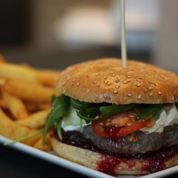 Godesburger - Der Preiselbert - Süße Preiselbeer-Sauce gepaart mit zart schmelzendem Camembert - Burgers Near Me - Bonn, NW Godesburger - Der Preiselbert - Süße Preiselbeer-Sauce gepaart mit zart schmelzendem Camembert - Burgers Near Me - Bonn, NW