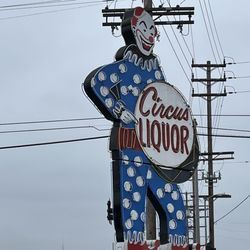 Circus Liquor - Awesome sign.