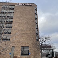 Sheraton Lisle Naperville Hotel - Side view