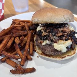 Iggy’s Ice House - Iggy's Burger with sweet potato fries