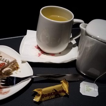 Delta Air Lines - The teapot is cute, the dessert was nice... - Airlines Near Me - Orlando, Florida