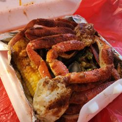 Pleasure Platters - 5oz -snow crab with muscles platter