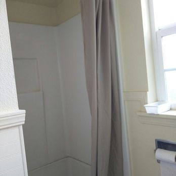 Ranch Valley Express Inn - A tiny shower tube. - Hotels Near Me - Laytonville, California Ranch Valley Express Inn - A tiny shower tube. - Hotels Near Me - Laytonville, California