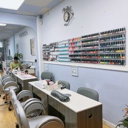 Crystal Nails & Spa - Polish station