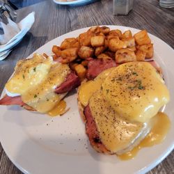 Igloo Beverage Room - Eggs benny