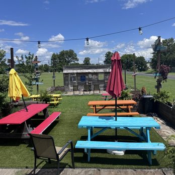 Fatguy Southern Kitchen - Outdoor dining patio with stage. - Barbeque Near Me - Lascassas, Tennessee