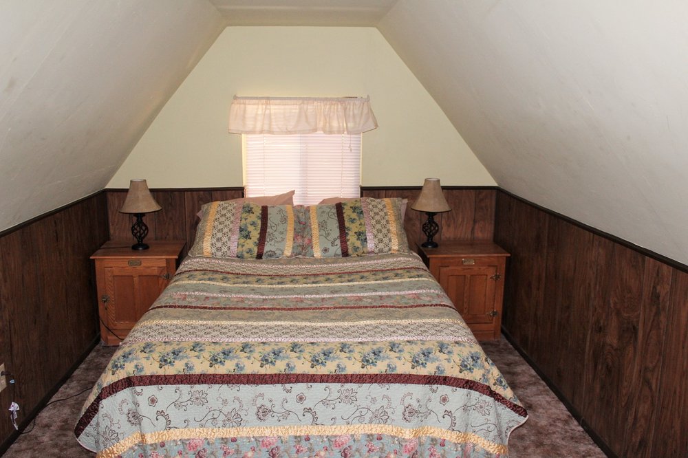 THE LITTLE RED LODGE 10520 Spruce, Wofford Heights, California