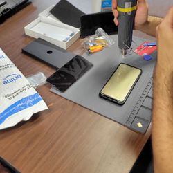 Xerocraft Hackerspace - Phone screen replacement at Repair Cafe