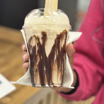 Hela-do Feliz - Cookies & cream and coffee milkshake with caramel blended in and chocolate sauce - Ice Cream & Frozen Yogurt Near Me - Louisville, Kentucky Hela-do Feliz - Cookies & cream and coffee milkshake with caramel blended in and chocolate sauce - Ice Cream & Frozen Yogurt Near Me - Louisville, Kentucky