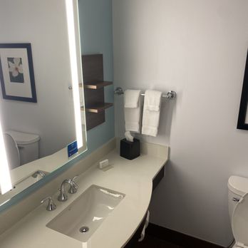 Hilton Garden Inn Roanoke - Bathroom - Hotels Near Me - Roanoke, Virginia