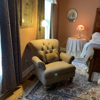 The Looking Glass Inn - Portrait room chair with reading lamp - Bed & Breakfast Near Me - Indianapolis, Indiana The Looking Glass Inn - Portrait room chair with reading lamp - Bed & Breakfast Near Me - Indianapolis, Indiana