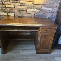 Eclectica Home - Pic #2 -Ethan Lane student desk. Needs stain touch up.
(good condition C- grade)
sgs 4/9/24