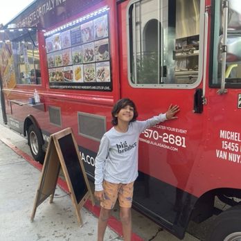 LA LA Lasagna - Me in front of the La La Lasagna Food Truck - Food Trucks Near Me LA LA Lasagna - Me in front of the La La Lasagna Food Truck - Food Trucks Near Me