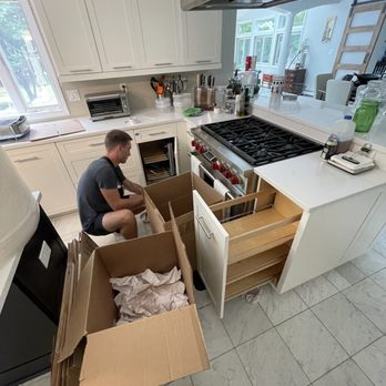 MOOVZE - Konstantin with a whole kitchen packing - Movers Near Me - Ivyland, Pennsylvania