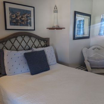 La Kris Inn - Very comfortable bed and chair (bedside table to the left, not pictured). - Hotels Near Me - Bandon, Oregon La Kris Inn - Very comfortable bed and chair (bedside table to the left, not pictured). - Hotels Near Me - Bandon, Oregon