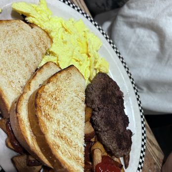 Black Bear Diner Tracy - Burger party toast eggs and Country Red Potatoes (330 cals.) - American Near Me - Tracy, California