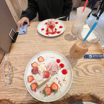 A La Mousse - Strawberry Fresh Cream Cake Milk Foam Oolong Tea Iced Espresso Latte - Desserts Near Me - Philadelphia, Pennsylvania