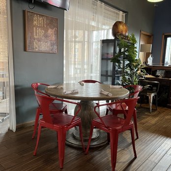 Peckish Pig - Seating - Breakfast & Brunch Near Me - Evanston, Illinois