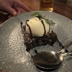 Cold Harbour Inn - Brownie with vanilla ice cream. Sooooo good.