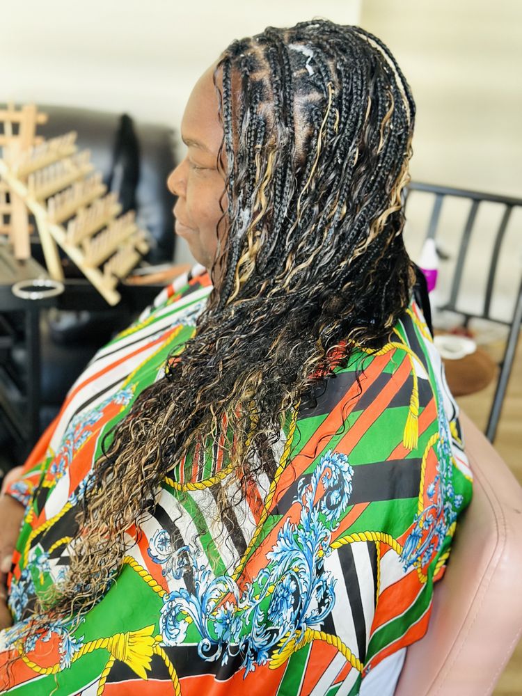 Lovely N Braids Logo