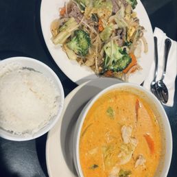 Red curry and pad woon sen Red curry and pad woon sen