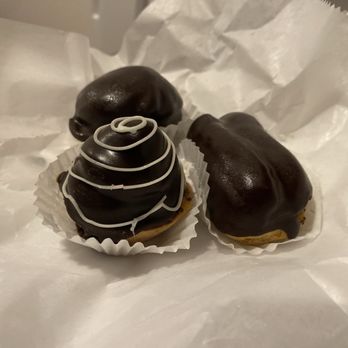 La Guli Pastry Shop - Mini Eclairs and mini Chocolate Mousse (I think) - Bakeries Near Me - Astoria, New York La Guli Pastry Shop - Mini Eclairs and mini Chocolate Mousse (I think) - Bakeries Near Me - Astoria, New York