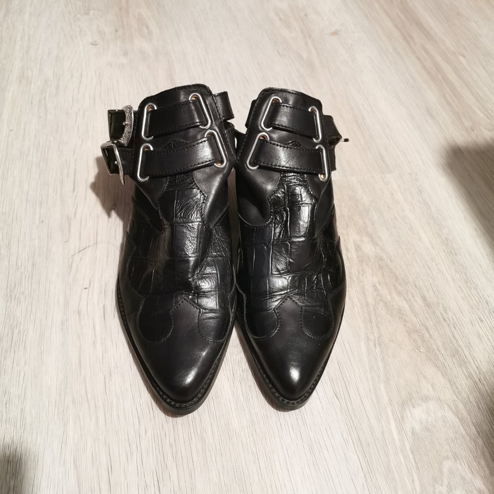 Beacon's Closet - Bought a pair of cool boots from Beacon's 'closet last week. - Used, Vintage & Consignment Near Me - East Williamsburg, New York Beacon's Closet - Bought a pair of cool boots from Beacon's 'closet last week. - Used, Vintage & Consignment Near Me - East Williamsburg, New York