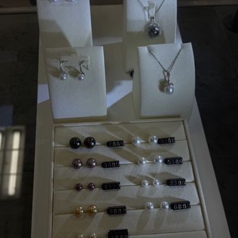 永安百貨 - Beautiful pearls - Department Stores Near Me - Hong Kong, HK
