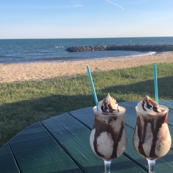 Lighthouse Inn - Mudslides - Bed & Breakfast Near Me - West Dennis, Massachusetts