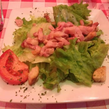 L'Oie qui Fume - salad with lardon - French Near Me - Paris, 75 L'Oie qui Fume - salad with lardon - French Near Me - Paris, 75
