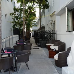Posh South Beach Hostel - Entrance to Posh Hostel with a cosy lounge area facing Ocean Drive