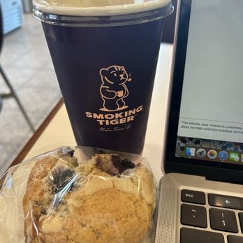 Smoking Tiger Coffee Lab - Blueberry scone & Tiger Latte / 타이거 라떼 - Coffee & Tea Near Me - Gardena, California