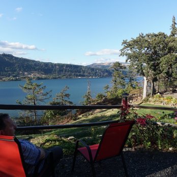 Westcliff Lodge - Fire pit area - Hotels Near Me - Hood River, Oregon Westcliff Lodge - Fire pit area - Hotels Near Me - Hood River, Oregon