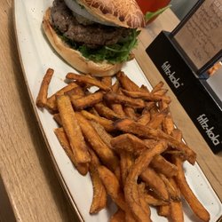 Lenok's Burger - Schmackofatz (8,20€) mit Süßkartoffelpommes (3,70€) beides super lecker