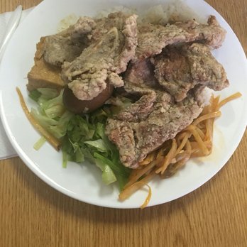 Lee's Garden - Looks like it all fell on the floor while bringng it to my table, and just swept it back onto the plate with a broom. - Taiwanese Near Me - Alhambra, California