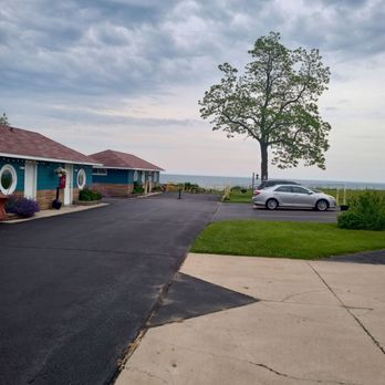 Beach Air Motel - Right on a cliff overlook of Lake Michigan....the breeze and ambiance is wonderful - Hotels Near Me - Kenosha, Wisconsin Beach Air Motel - Right on a cliff overlook of Lake Michigan....the breeze and ambiance is wonderful - Hotels Near Me - Kenosha, Wisconsin