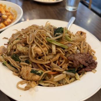 Shang Noodle - Chicago - House Chow Mein (beef and chicken - normally comes with shrimp as well but we requested no shrimp due to shellfish allergy) - Chinese Near Me - Chicago, Illinois Shang Noodle - Chicago - House Chow Mein (beef and chicken - normally comes with shrimp as well but we requested no shrimp due to shellfish allergy) - Chinese Near Me - Chicago, Illinois