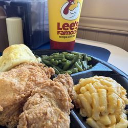 Lee's Famous Recipe Chicken - 2 piece meal + drink