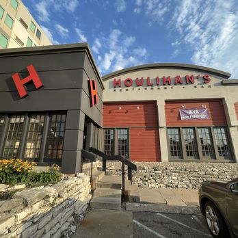 Houlihan's - Bars Near Me - Manhattan, Kansas