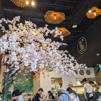 Lá Sen Vietnamese Cuisine - Interior decoration - Vietnamese Near Me - Toronto, Ontario Lá Sen Vietnamese Cuisine - Interior decoration - Vietnamese Near Me - Toronto, Ontario