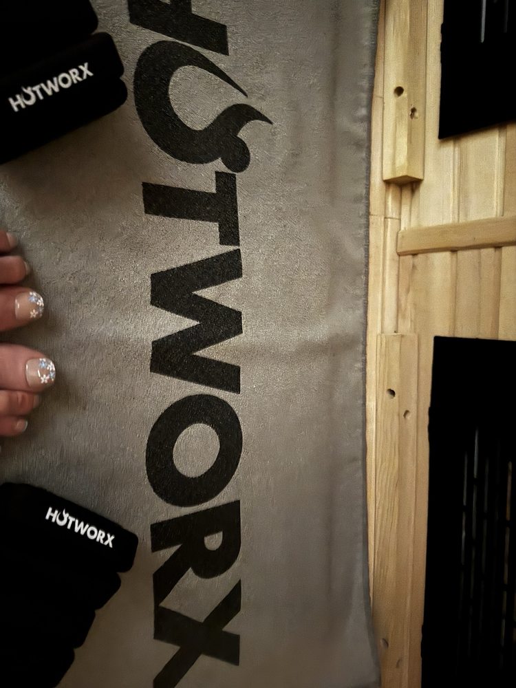 HOTWORX- Bolingbrook, IL Logo