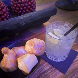 Pão de queijo and caipirinha
