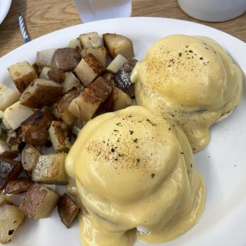 The Mini Gourmet - Eggs Benedict with country potatoes - Breakfast & Brunch Near Me - Placentia, California