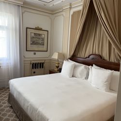 Gran Meliá Fénix - King Bed