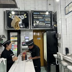 El Auténtico Pato Manila - The long counter