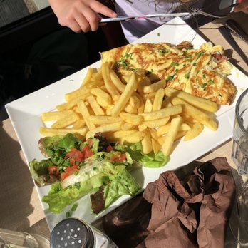 Le Tourmentin - Omelette with smoked ham served with a bed of lettuce and fries. Cooked at its best! - Creperies Near Me - Cancale, 35